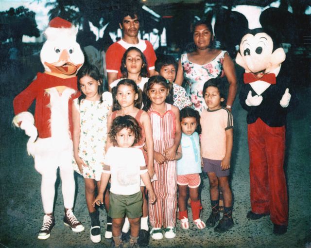 Here's a picture of Maribel Lopez Levie (wife of Dewey Levie) as a child. Taken in about 1977. Maribel is right below her father Onesimo Lopez, his stepwife is Margarita.  Beside Maribel is Eyvar.
Middle row:  Anabel, Tirza, Argelis, Tito Onesimo
Two small kids:  Luis & Claudia
Onesimos is a zapatero, or fixes shoes in Veranillo!
Mission Network
25 Sep 2006
