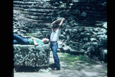 Aqui ven a un lamanita sacrificando a su compañero nefita, Lo hicimos en Copan para que fuera mas autentico
Hugo W. Gálvez B.
12 Apr 2004