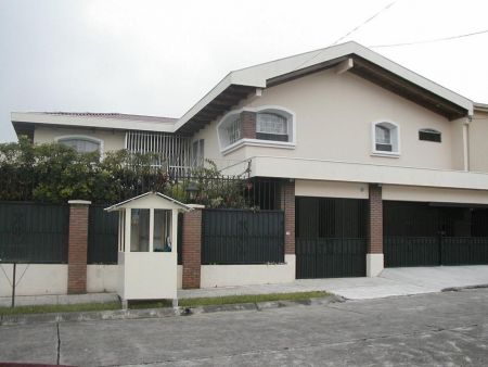 Casa de Misión 2005 - Para que les traiga recuerdos, ésta es la casa del presidente de la misión.
Francisco Arturo Muñoz
29 Aug 2005