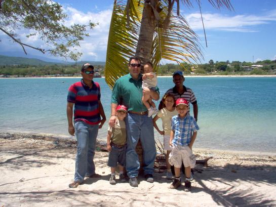 Mi esposo con mis hijos y los adorados primos Dominicanos
Antonia  phethean
05 Jan 2007