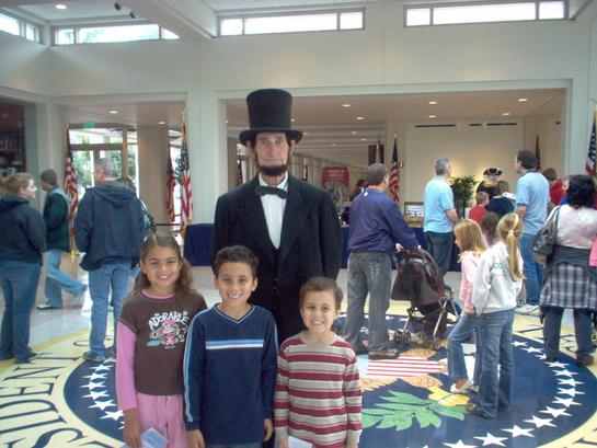 mis hijos en la libreria Nixon el dia de los presidentes
Antonia  phethean
22 Apr 2007