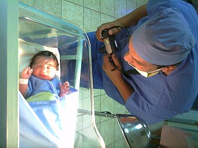 Me imagino que el niño lo estaba pensando al nacer... puede ser por eso que lleva cara de gruñon!
Ben  Bishop
10 Apr 2006