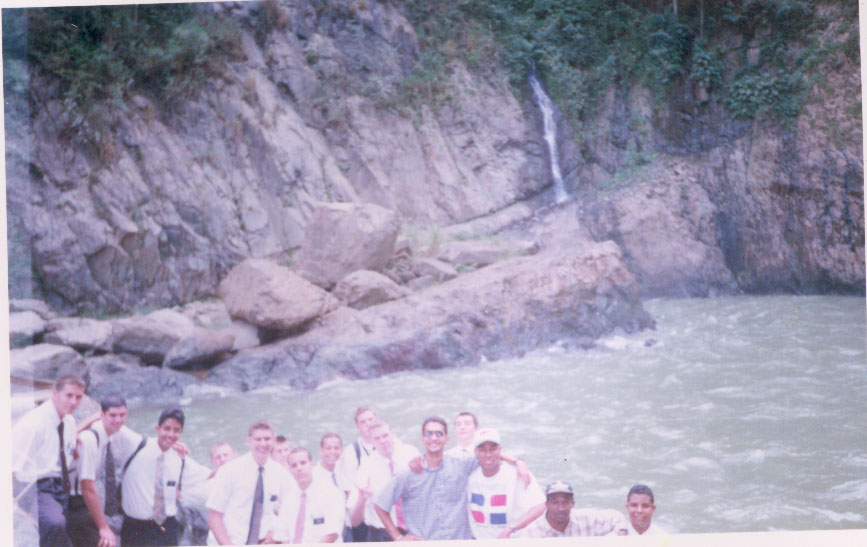 ESTO FUE EN EL SALTO DEL LIMON, JARABACOA
FRANCISCO MANUEL TEJADA
16 Nov 2001