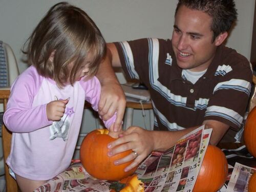 La hija de Elder Spencer Curtis matando una calabaza. Que bueno!
Spencer  Curtis
13 Jun 2008