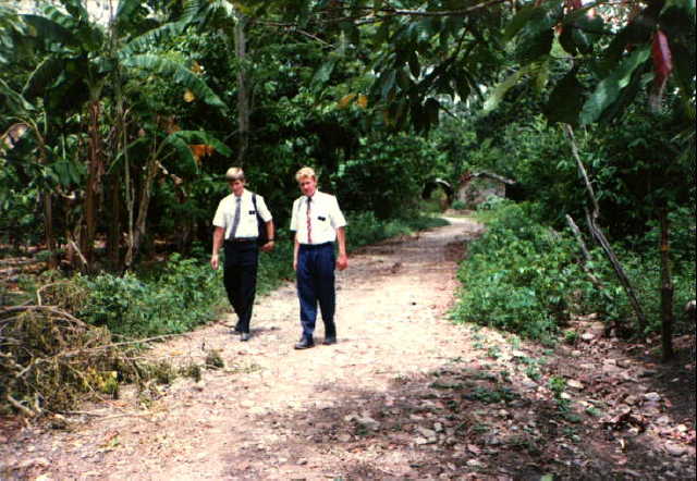 Newitt y Moss trabajando en el campo
Benjamin F. Cluff
12 Jun 2001
