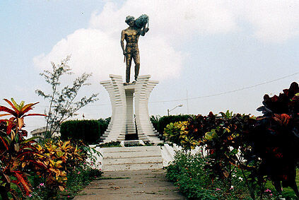 La estatua por Machala, el capital de los guineos.
Jon Andrew Snider
04 Jan 2004