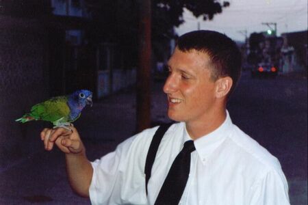 Elder Smith y yo estuvimos andando en la calle y encontramos este loro.  Tomado en el 27 y Rosenda Aviles, Barrio Sedelana, Estaca Puerto Lisa.
Jon Andrew Snider
04 Jan 2004