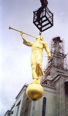 El hermano Cruz del barrio Salado 2 tomo bastante fotos del Angel Moroni.  Esta foto fue 