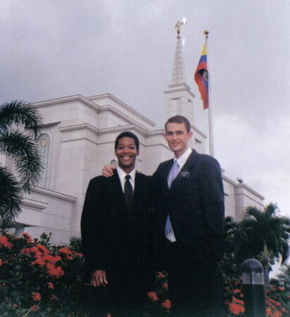 Mi querido entrenador, Elder Gomez, con mi querido Templo. Ambos llevan espiritus bien poderosos...
Andre  Wilkins
21 May 2004