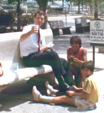Eating a pancito, sippin' a Guitig and gettin' a shoeshine. It doesn't get much better than this!
Brian R.  Ellis
02 Nov 2005