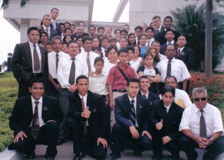 En un mes, bautisamos a mucha mucha gente, y decidimos que era necesario a llevarles a los conversos al templo, para hacer bautismos para los muertos, y para andar por el Templo. Cantamos himnos durante el viaje, sacamos fotos de ellos en frente del Templo. Fue un dia muy lindo. Su pudo sentir un espiritu bien fuerte...
Andre  Wilkins
21 May 2004