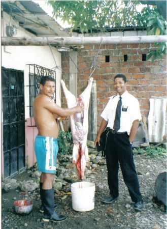 Justamente despues de salir de la casa, encontramos a este hombre prparando la jama... Despues de sacar la foto, el saco la vejiga, y la tiro por un perro... La vejiga exploto, y mojo al perro totalmente!
Andre  Wilkins
21 May 2004