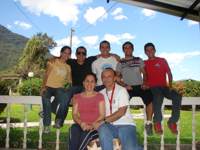 Estamos en 
Pallatanga  en una finca;..   fijensen las hermosas nubes
Jorge  Villacis
25 Nov 2007