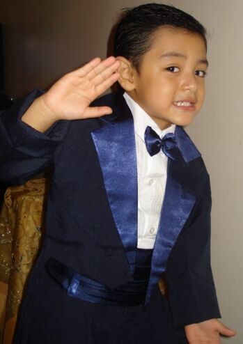 VESTIDO DE CABALLERO, COMO LO QUE ES.
EMILIO  YONG CHANG
28 Oct 2008