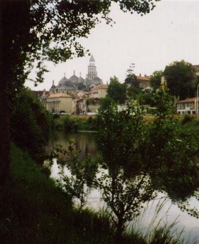 View of St-Front cathedral from across L'isle river.  1989.
Deanna  Robertson
15 Nov 2001