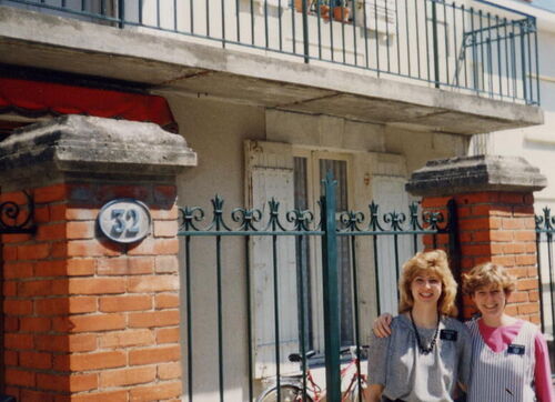 Soeur Aagard et moi (Soeur Robertson) in front of the apartment in Périgueux:  32, rue du Clos Chassaing.
Deanna  Robertson
16 Nov 2001