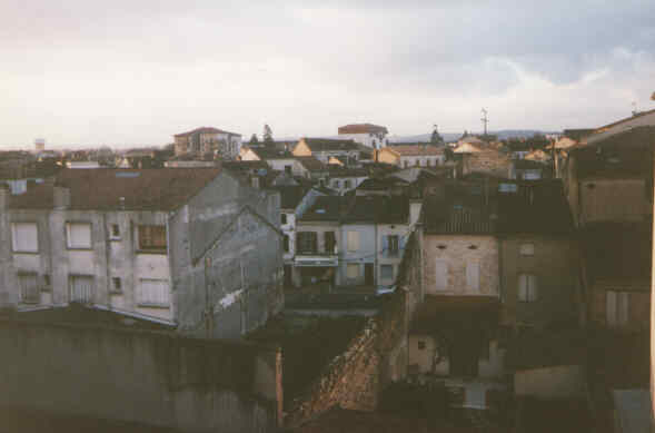 The view, at dawn, from the south balcony of the Rue Neuve missionary apartment in Agen, Feb. 1995.
Chuck  McKinnon
16 Nov 2001