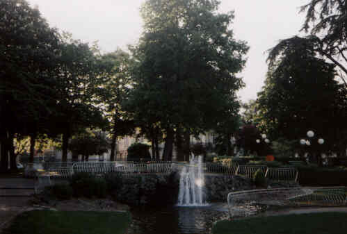 A small, lovely park just south of the main Bureau de Poste in Agen.
Chuck  McKinnon
16 Nov 2001