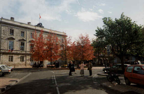 A few missionaries gathered near the theatre/museum/hôtel de ville in Agen, November 1995. I love the fall colours in the southwest!
Chuck  McKinnon
16 Nov 2001