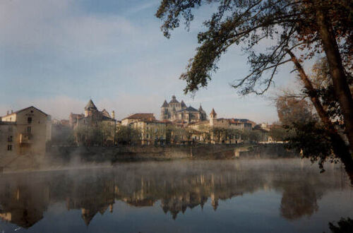 Probably my favourite ville picture, taken (I can hardly believe this) six years ago almost to the day. Cahors, as seen from the road in front of the missionaries' apartment. The church you can see is the cathédrale Saint-Etienne.
Chuck  McKinnon
16 Nov 2001