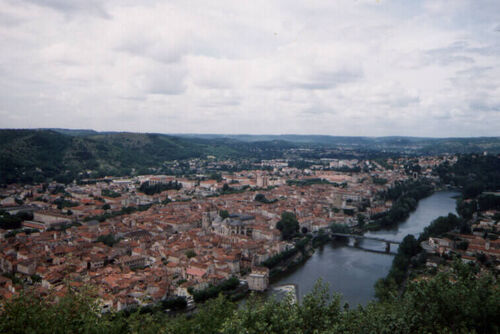 Here's a view of most of Cahors, which is built in the largest bend of the Lot river. This was taken in July 1995 from Mont St Cyr, a large hill directly behind the missionary apartment.
Chuck McKinnon
17 Nov 2001