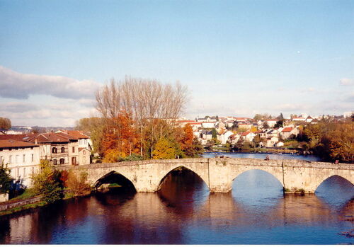 This picture was taken in the fall of 1998.  Its the old stone bridge in Limoges over La Vienne.
Heather  Strasser
27 Nov 2001