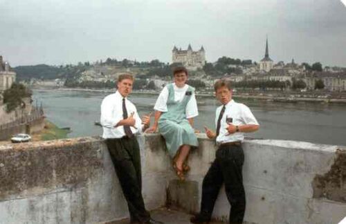 This is a picture of me (Elder Richard Vernon), Soeur Groux and Elder Dixon in Saumur.
Richard  Vernon
10 Sep 2003