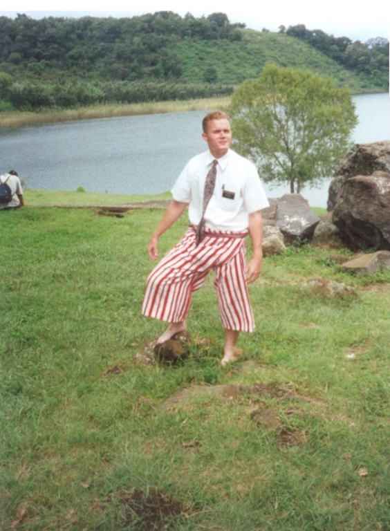 Elder Bowerbank con el pantalon tipico de San Lucas Toliman.
Jonathan Ryan Bowerbank
10 Feb 2003