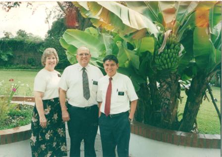 aqui estoy con pres y hna Lemmon, un dia que nos invitaron a almorzar en su casa..
Álvaro  Briones
09 Nov 2007