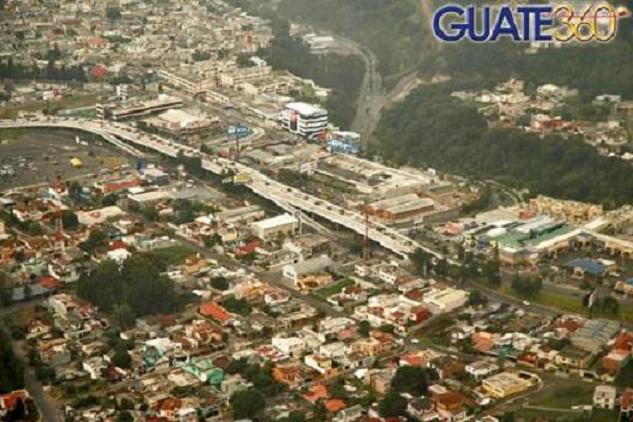 Hey encontre este sitio web que se llama www.guate360.com esta buenisimo y tiene muchisimas fotos bien calidad de Guate, esta es del paso a desnivel de San Cristobal, si se fijan bien se puede ver la capilla al fondo...
Gilberto Antonio Mendoza
05 Mar 2008