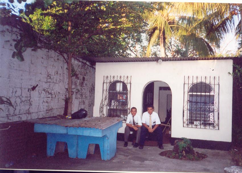 Bueno debo confesar que al entrar por primera vez a esta mansion, LLORE!!! era tan feo, pero bueno luego puedo decir con toda seguridad que llegue a amar ese lugar y esa casita tan chikita, caliente y polvosa, jajajaja...
Gilberto Antonio Mendoza
05 Mar 2008