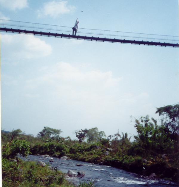 En esta area esta este puente colgante que es largo y bien calidad, se mueve muchisimo, El de la Foto es Elder Tups, (creo), no recuerdo como era su apellido, si lo saben corrijanme...
Gilberto Antonio Mendoza
06 Mar 2008