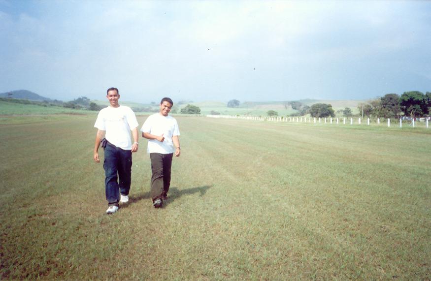 Algo interesante es este gran campo atras del ingenio, luego me di cuenta que era una especie de aeropuerto...
Gilberto Antonio Mendoza
06 Mar 2008