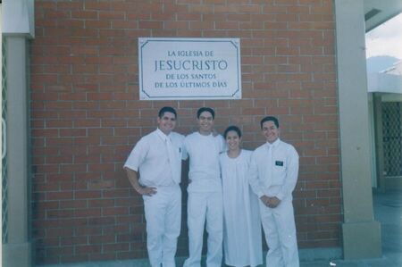 con mi buen compañero elder cauffman y la mejor pareja recien casados de amatitlan
Jairo José Figueroa
25 Jun 2008