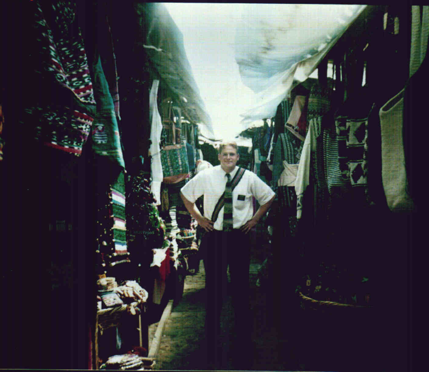 Uno de los miles de mercados en antigua
Brian V. Draney
20 Mar 2003