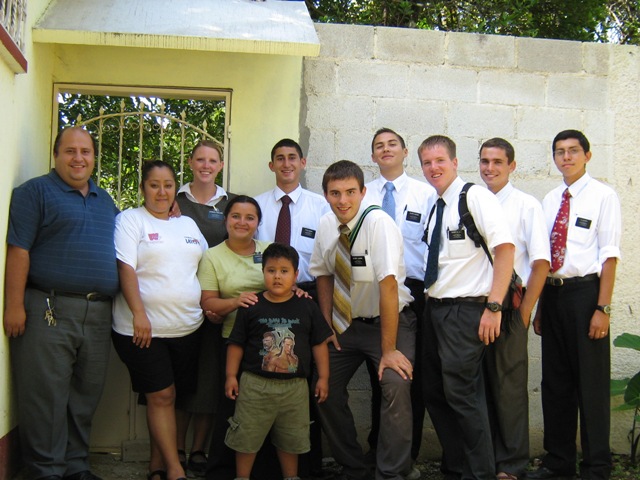 De izquierda a derecha: Hno. Alejandro, Hna. Margarita, Hna. Eskelsen, Hna. Carrasco, Hnito. Dilan, Élder Anariba, Élder Ludwig, Élder Higgins, Élder Blanch, Élder McCoy y Élder Ortiz...
Alejandro José Flores Maldonado
19 Jun 2007