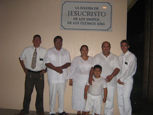 Aconteció el 19/Mayo/2007. De izquierda a derecha: Élder Vanegas, Presidente Moisés Méndez, Mi esposa (Hermana Margarita), nuestro hijo Dilan (Futuro Élder Flores), su servidor (Hermano Alejandro) y Élder McCoy...
Alejandro José Flores Maldonado
09 Jul 2007
