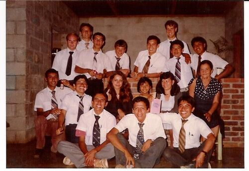 Aqui estamos los misioneros que serviamos en el maravilloso Valle del Polochic, fue tomada el 31 Diciembre de 1980.
Raul A Herrera-Mezquita
13 Jun 2003