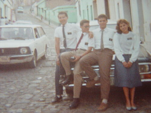 en frente de la casa del obispo, Elder Soto, Zalasar, Menendez & no me recuerdo de la
hermana
CARLOS AUGUSTO MENENDEZ
25 Jul 2003
