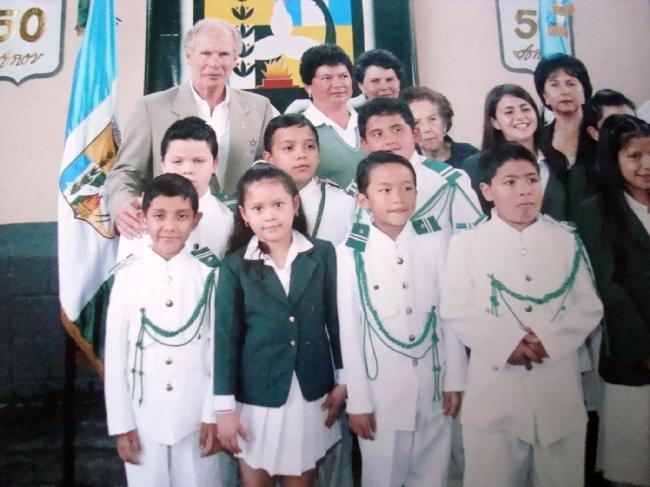 MI HIJA MENOR CON EL EX PRESIDENTE DE GUATEMALA LICENCIADO ALVARO ARZU EN EL COLEGIO VANGUARDIA JUVENIL DONDE ESTUDIAN MIS HIJOS
BAYRON HUMBERTO  BATEN BARRONDO
23 Jun 2009