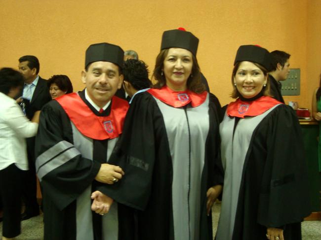 GRADUACION DE MI AMIGA ALICIA LOPEZ MI PERSONA COMO SU PADRINO Y OTRA COLEGA
BAYRON HUMBERTO  BATEN BARRONDO
23 Jun 2009
