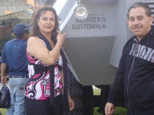 JUNTO A UN TANQUE DEL EJERCITO DE GUATEMALA EN LA EXPOSICION DE LA FERIA NACIONAL. 2008
BAYRON HUMBERTO  BATEN BARRONDO
25 Jun 2009