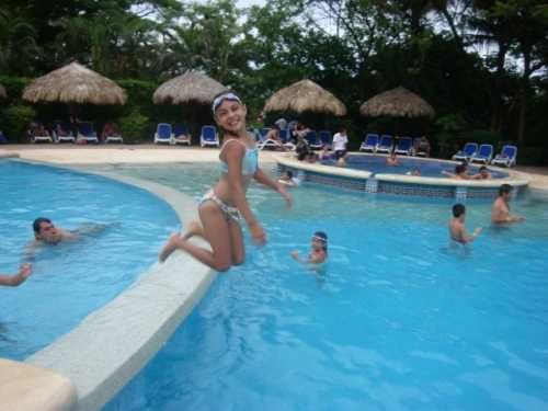 This is my oldest girl Xela jumping in the pool
ROSAURA  MARCHANT
04 Oct 2009