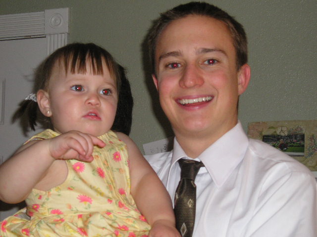 esta niña es mitad catracha, y mitad americana.  Tiene unos ojitos verdes lindisimos.... (pero no es mi hija)
Heath D. Freeman
15 Mar 2004