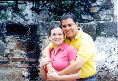Esta es la foto que mandamos con la invitación... esperen pronto las de la boda.
Helen Alejandra Guerrero
26 Oct 2005