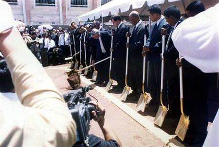 Mis estimado amigos, acá están las fotos de la palada incial para la construcción del Templo de Tegucigalpa, Honduras.
Carlos Antonio Enriquez
19 Jun 2007