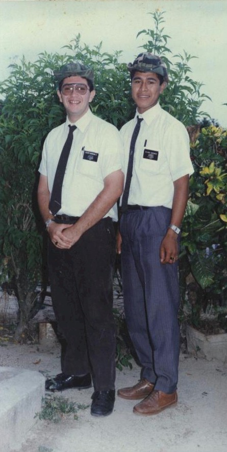 Con Elder Mendez nos tomamos la foto en monterrey choloma en el patio de la casa donde viviamos la fecha?? noviembre de 1989, que tiempos aquellos (ahora peso 300 lbs)
Herbert Enrique Munguia Canales
16 May 2006