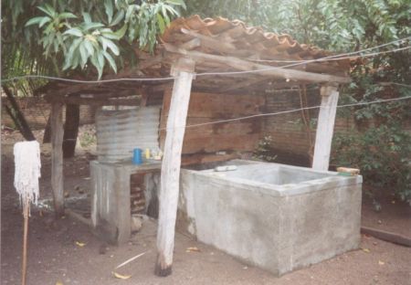 The cool bucket shower and pila in the backyard of the Elder's place in San Lorenzo.
Ken  Anderton
08 Apr 2003