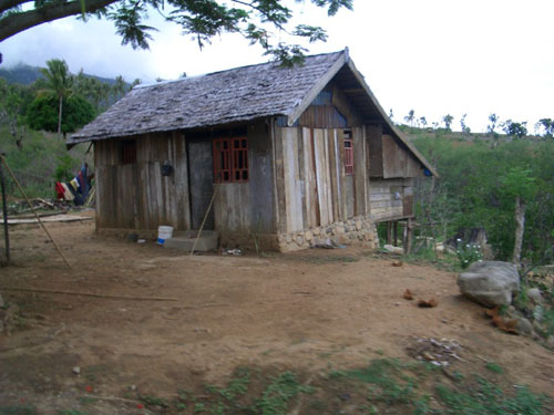 Courtesy of President Jensen.  The contrast between rich and poor is sometimes very sharp.  Here is a picture of a home found commonly in Indonesia.
David Brewer
26 May 2005