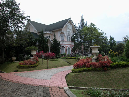 Courtesy of President Jensen.  In Indonesia, the contrast between rich and poor is sometimes very sharp.  Here is the home of a very well-off person.
David Brewer
26 May 2005